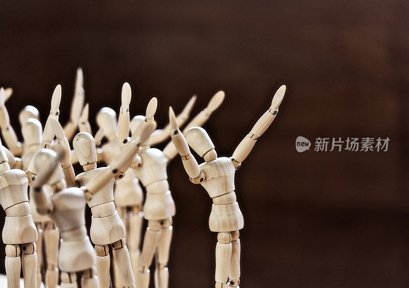 一群敬畏的木雕抬起头，打着手势