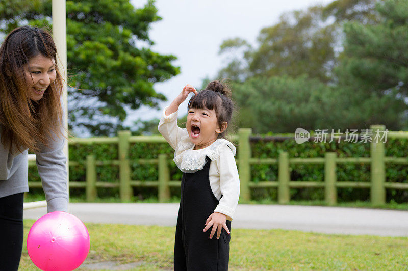 妈妈和小女孩在公园里玩