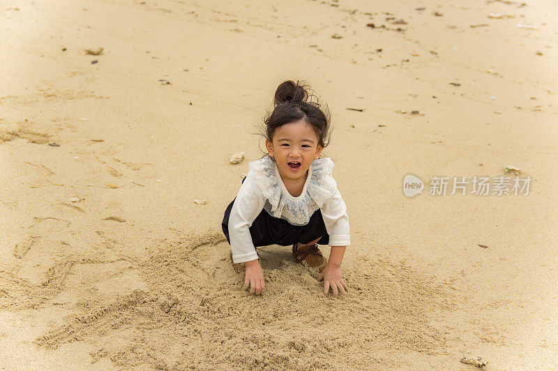 妈妈和小女孩在海滩上玩