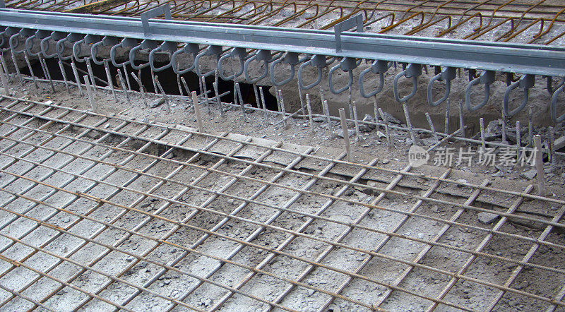 铺在地面上准备浇筑混凝土的钢筋网格