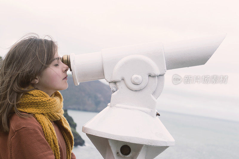 女孩在海边的高楼上眺望大海