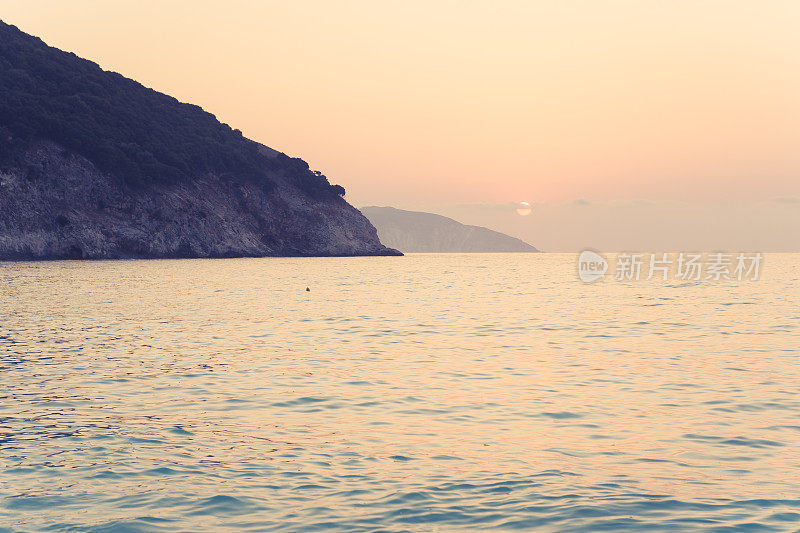 美丽的日落在海上。美丽的海景。迷人的海景。