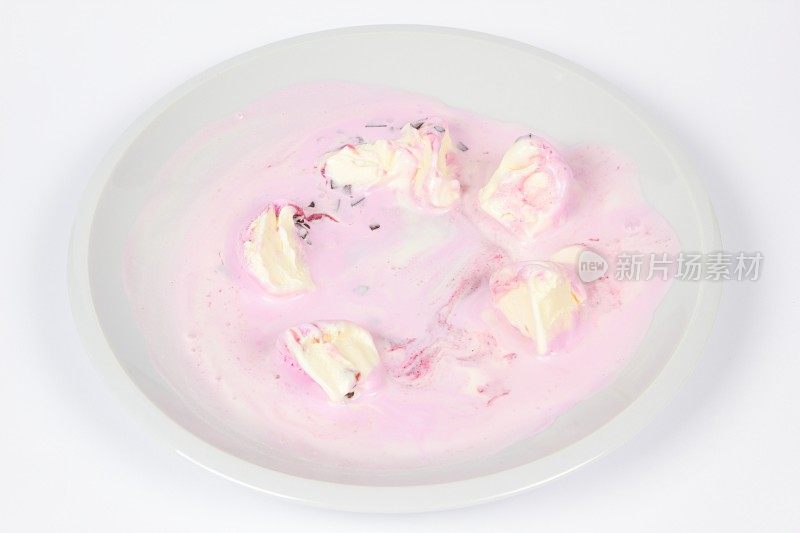 白色盘子里的冰淇淋给孩子吃