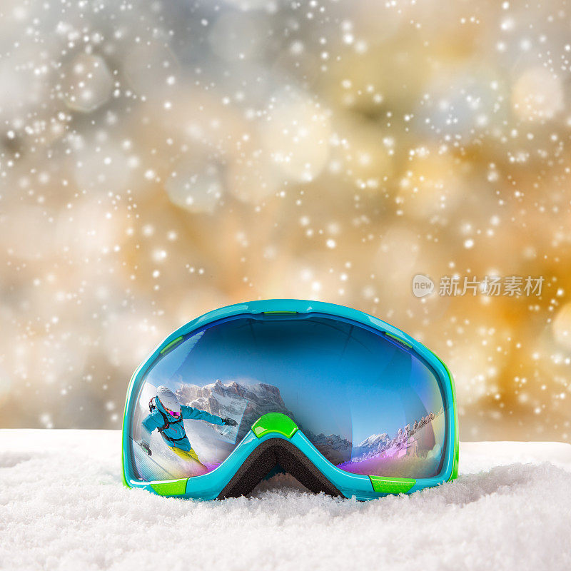 能反射冬季山脉的滑雪镜