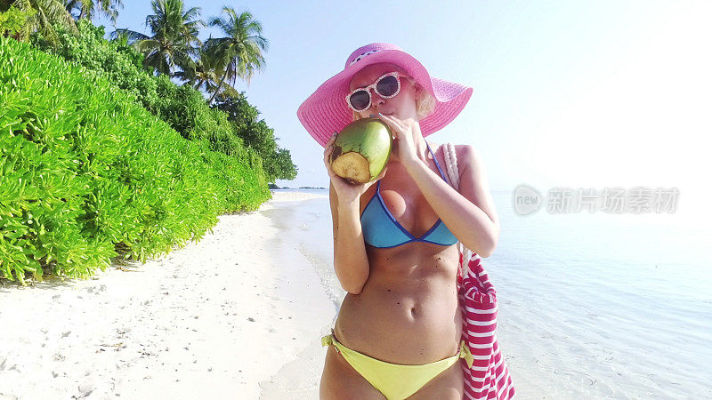 在马尔代夫海岸边享受椰果和阳光