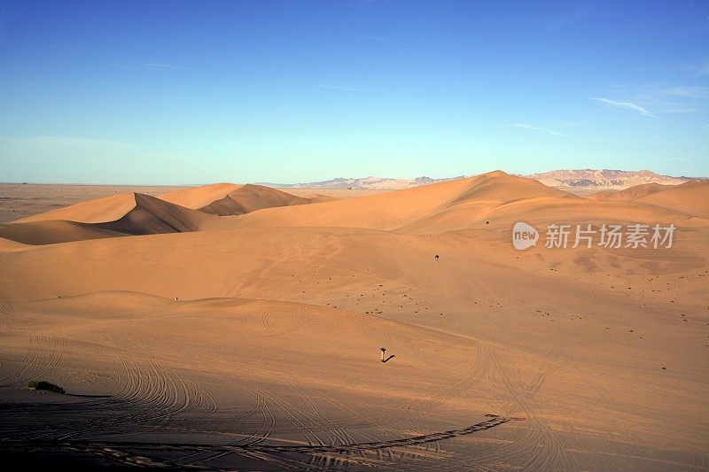 中国甘肃敦煌鸣沙山的戈壁沙漠全景