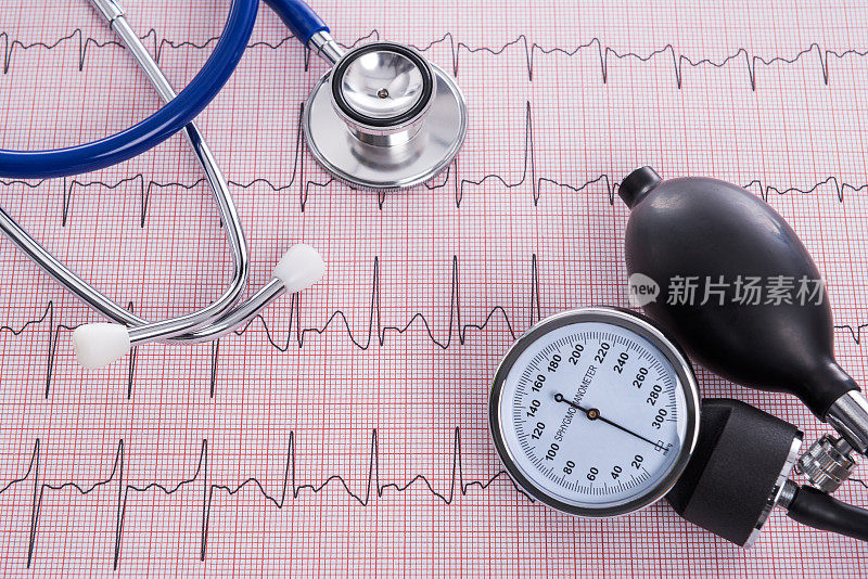 血压计和听诊器和心电图纸