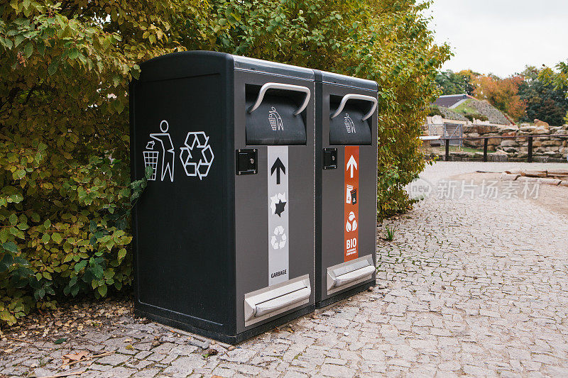 现代智能垃圾箱。垃圾收集。垃圾和可降解废物分开收集。