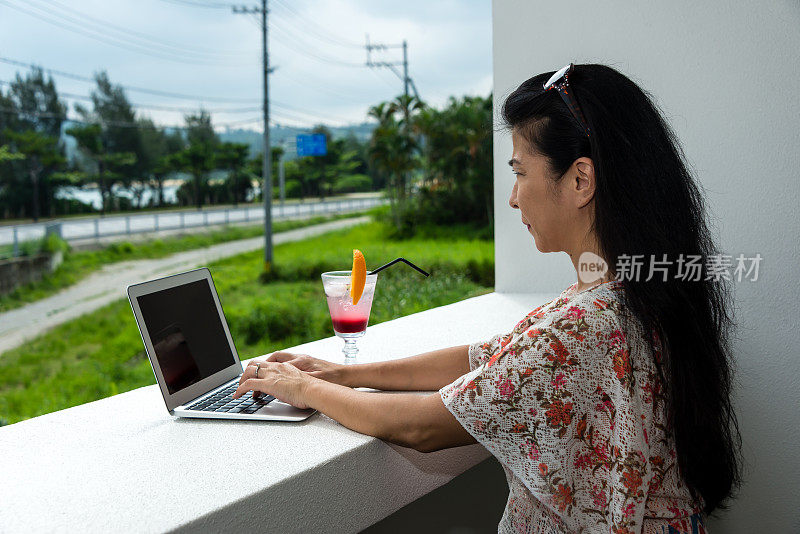 享受酒精饮料的冲绳女士