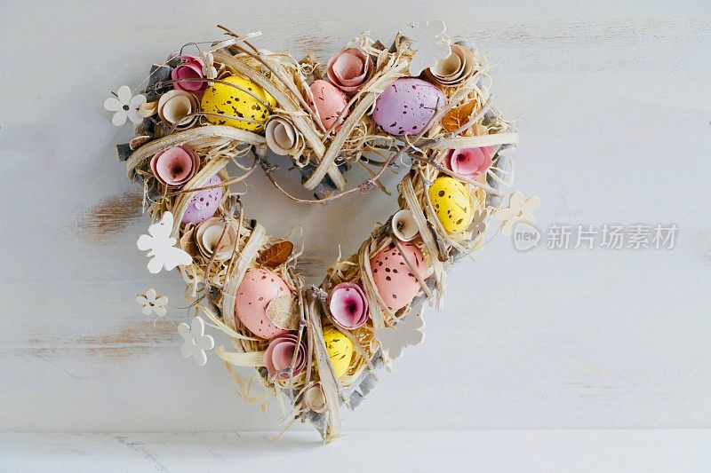 心形的情人节复活节花环有鸡蛋和花，心形的白色