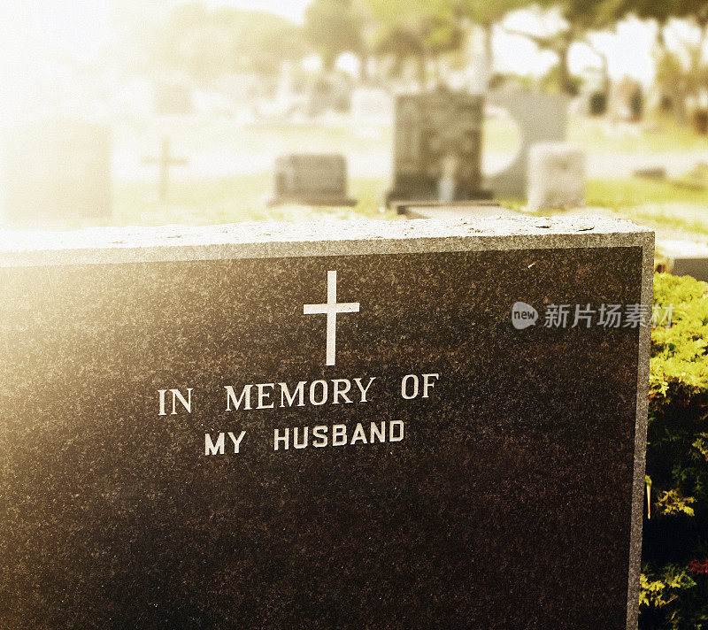 墓地里的无名墓碑上刻着深情的碑文