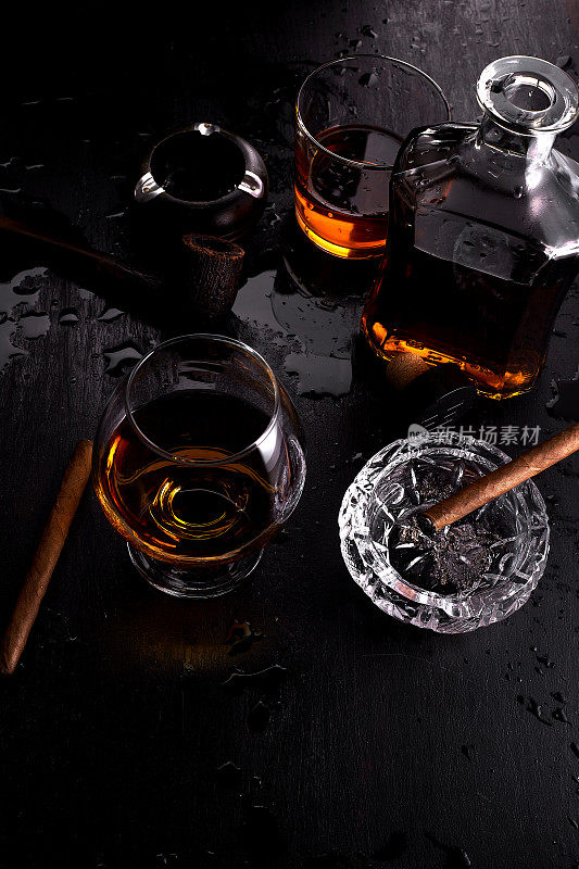 一杯威士忌，抽着雪茄。