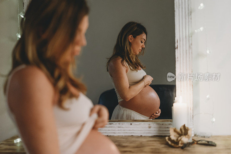 年轻怀孕妇女在家