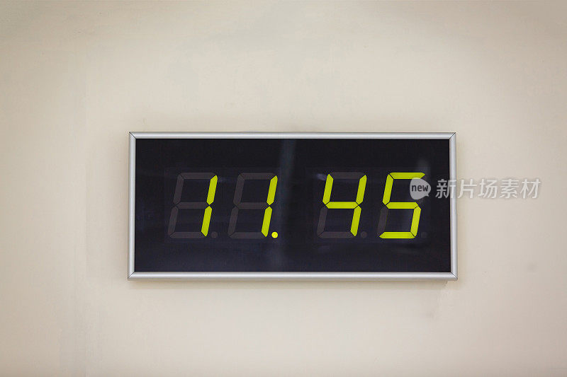 黑色数字时钟在白色背景显示时间小时分钟