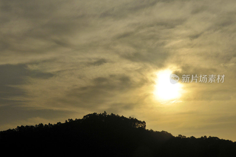 夕阳中的龙泉山