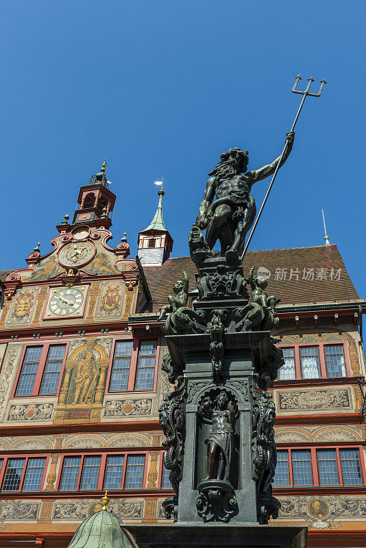 在Tübingen市政厅前的海王星喷泉