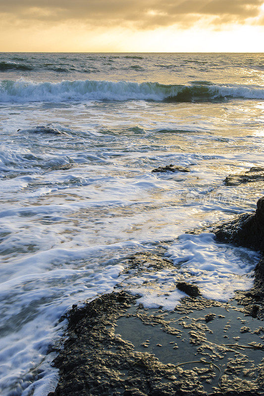 日落时太平洋沿岸的海浪