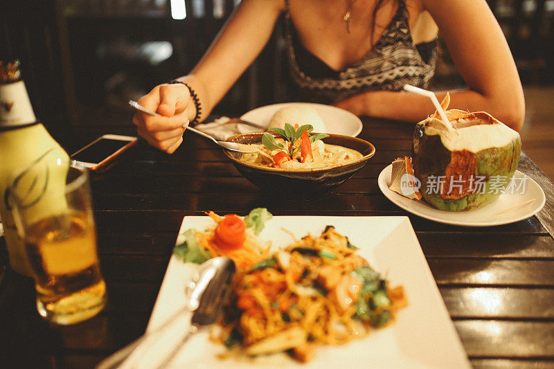 绿色咖喱，泰式炒粉和椰子饮料在泰国的海滩酒吧