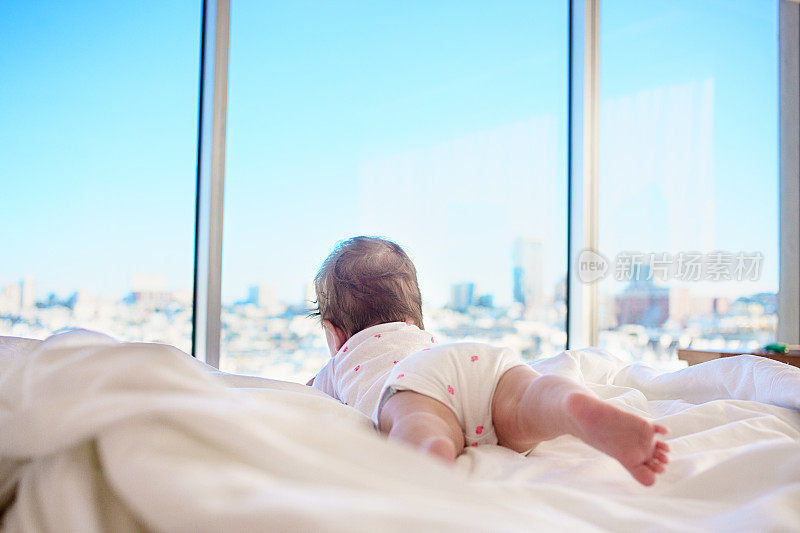 4个月大的婴儿趴着向窗外看