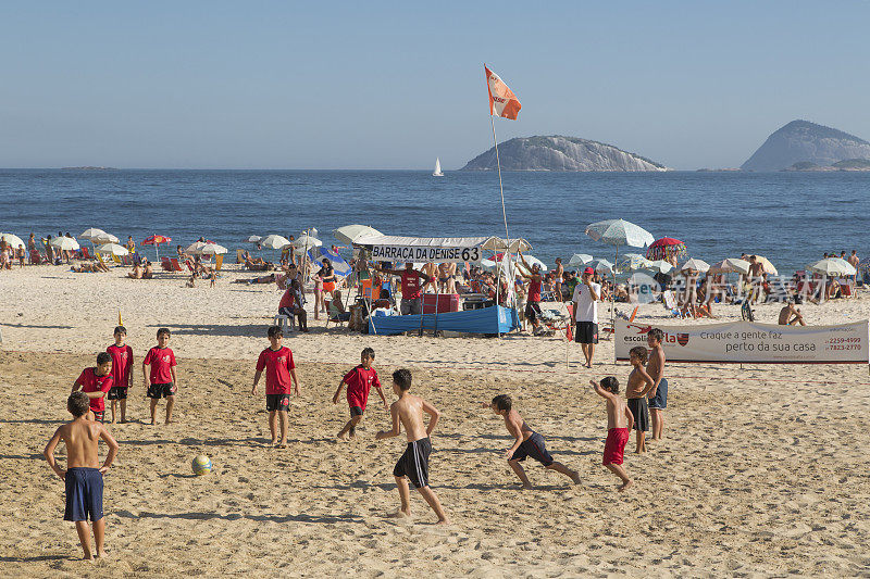 孩子们在伊帕内玛海滩踢足球