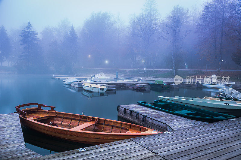清晨神秘的博欣湖