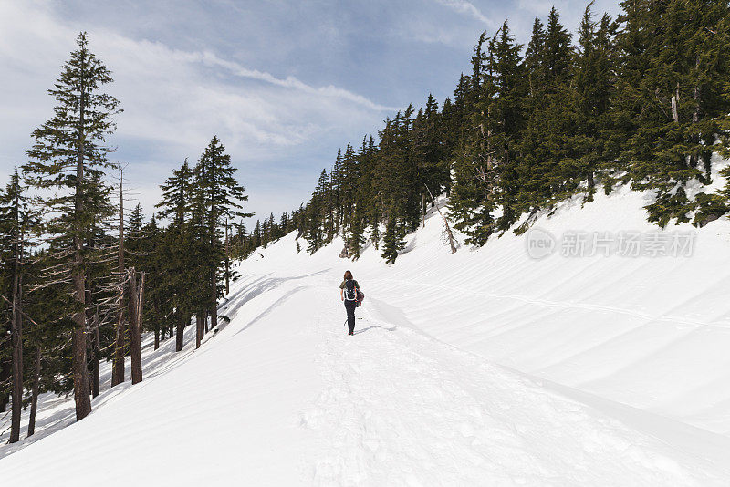 独自在雪山中徒步旅行的女性