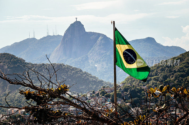 以科尔科瓦多山为背景的巴西国旗