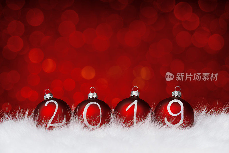 2019年红色圣诞球在散焦的闪闪发光