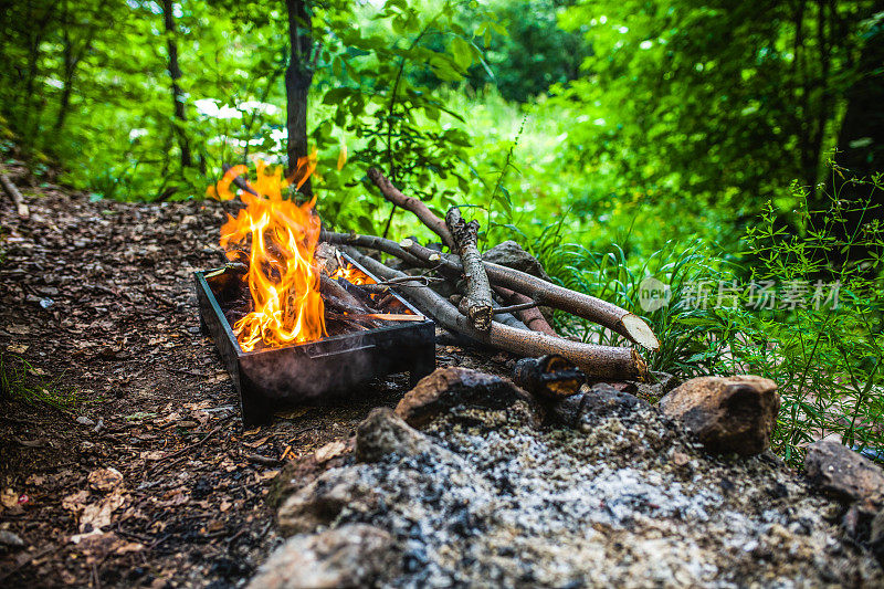 在森林里准备烧烤食物
