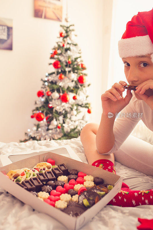 女孩在吃巧克力饼干