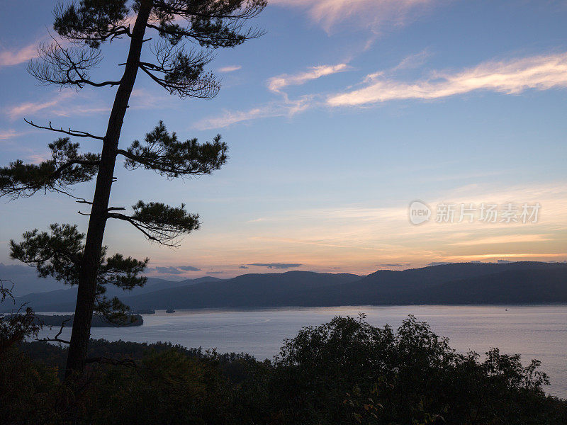 宁静的日落乔治湖，阿迪朗达克山，纽约