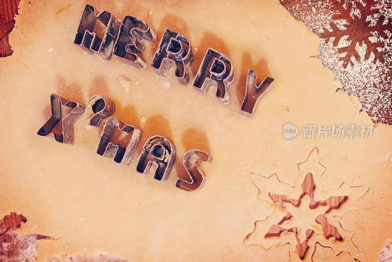 真正的圣诞烘焙店-刻有“圣诞快乐”字样的饼干切割机