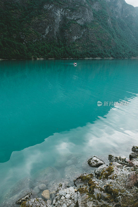 挪威峡湾的绿松石湖