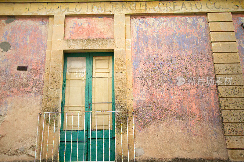 意大利:充满活力的绿色法式门，粉色和黄色墙