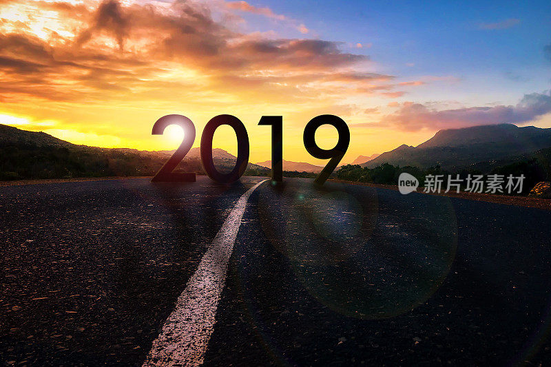 2019年新年快乐概念:2019文字在路上伴夕阳