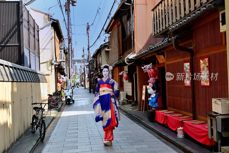 穿着舞子服装的日本女人走在京都祗园街