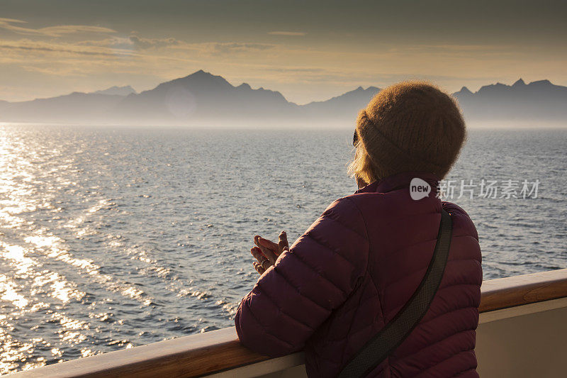 从游轮上欣赏挪威海岸风景的女人