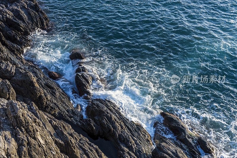 意大利，马纳罗拉市，海浪拍打着岩石海岸