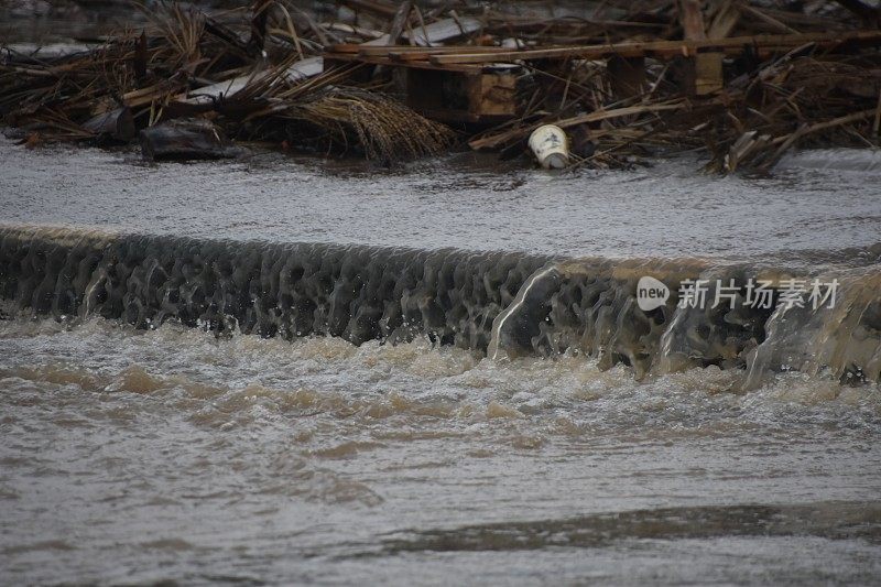 暴雨中的溢流