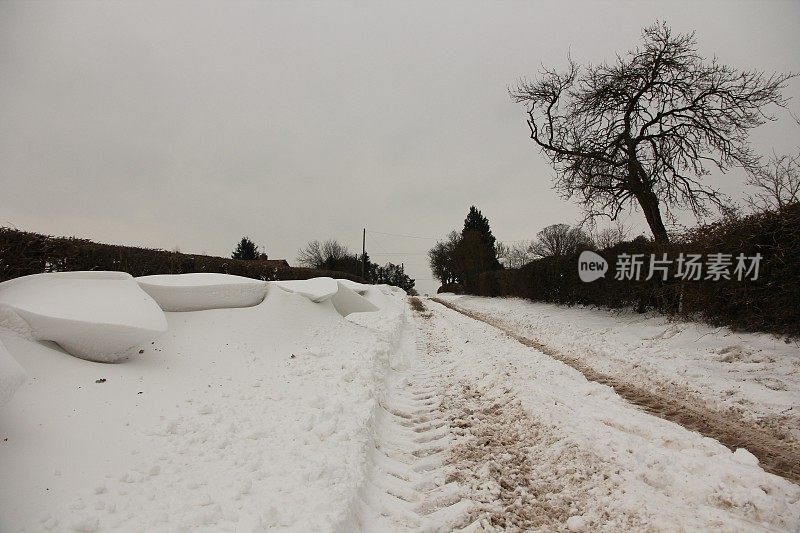 冬天下雪的泥泞的路