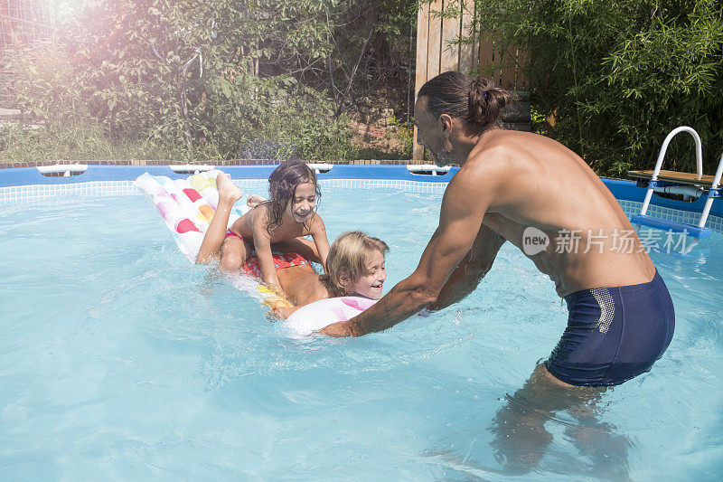 一家人在游泳池里玩