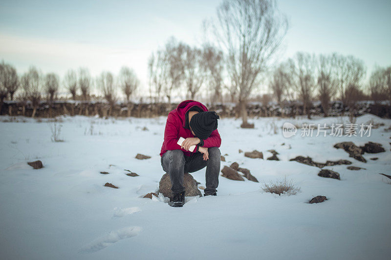 人在雪地里迷路了