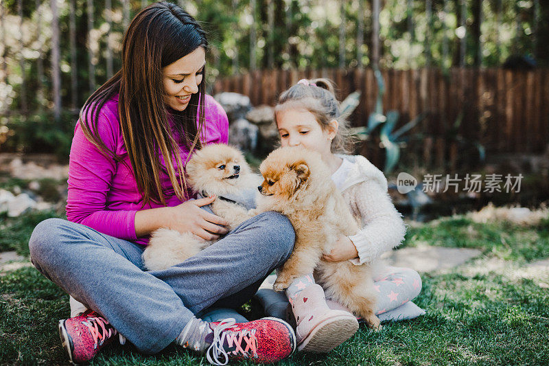 两姐妹和她们的博美犬