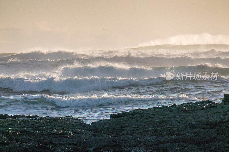 风大浪急的海面