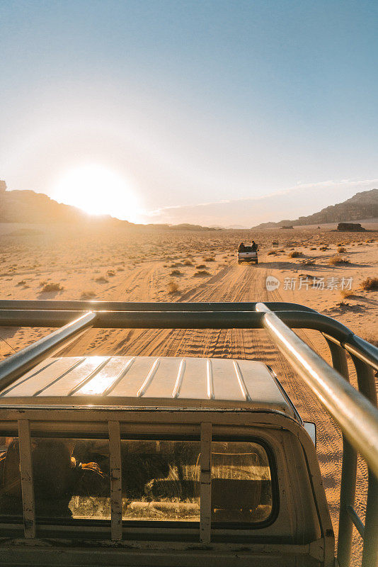 日落时从SUV上欣赏瓦迪拉姆沙漠的美景