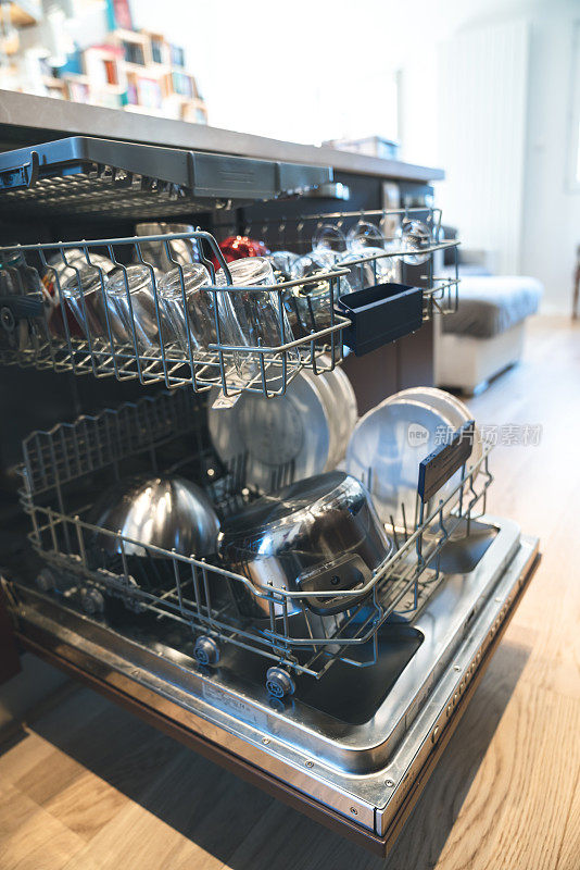 开放式洗碗机和干净的盘子在家庭厨房
