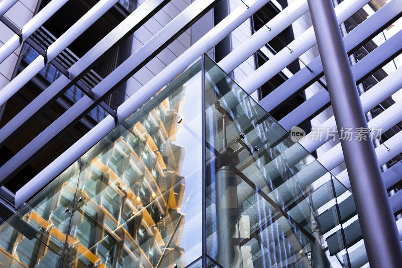 玻璃办公大楼的特写角，具有反射、复制空间