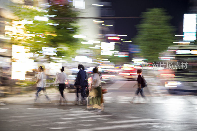 黄昏时分，日本人在东京繁忙的人行横道上行走