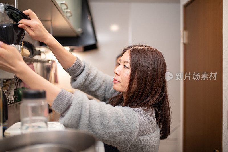 在厨房做饭的女人