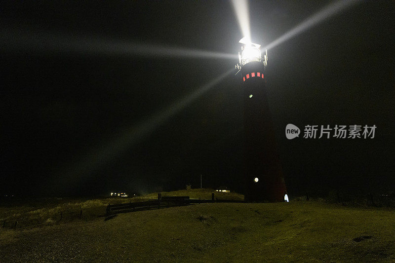 位于荷兰瓦登群岛之一的席尔莫尼古的夜间灯塔